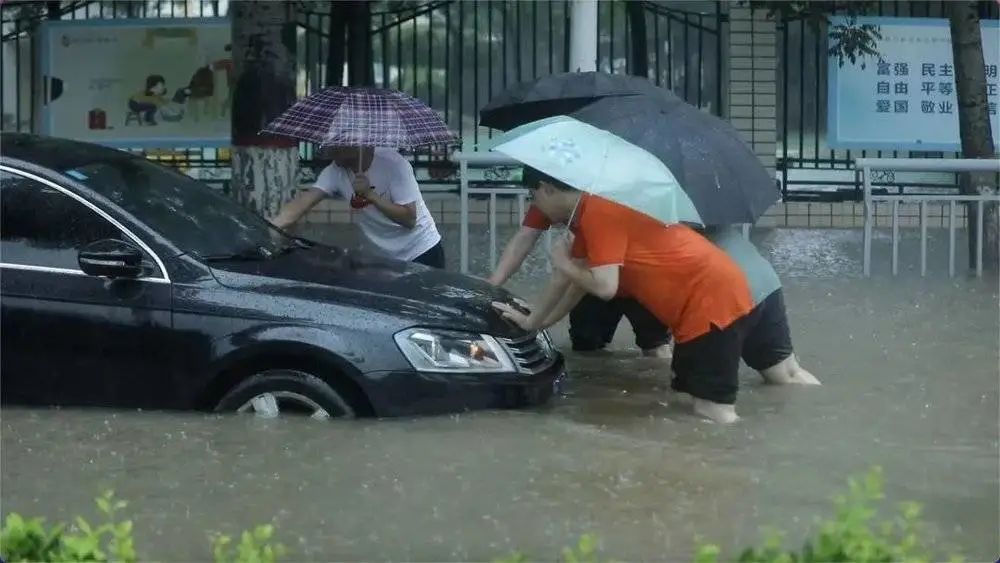 平安产险查勘员协助客户处置浸水车辆
