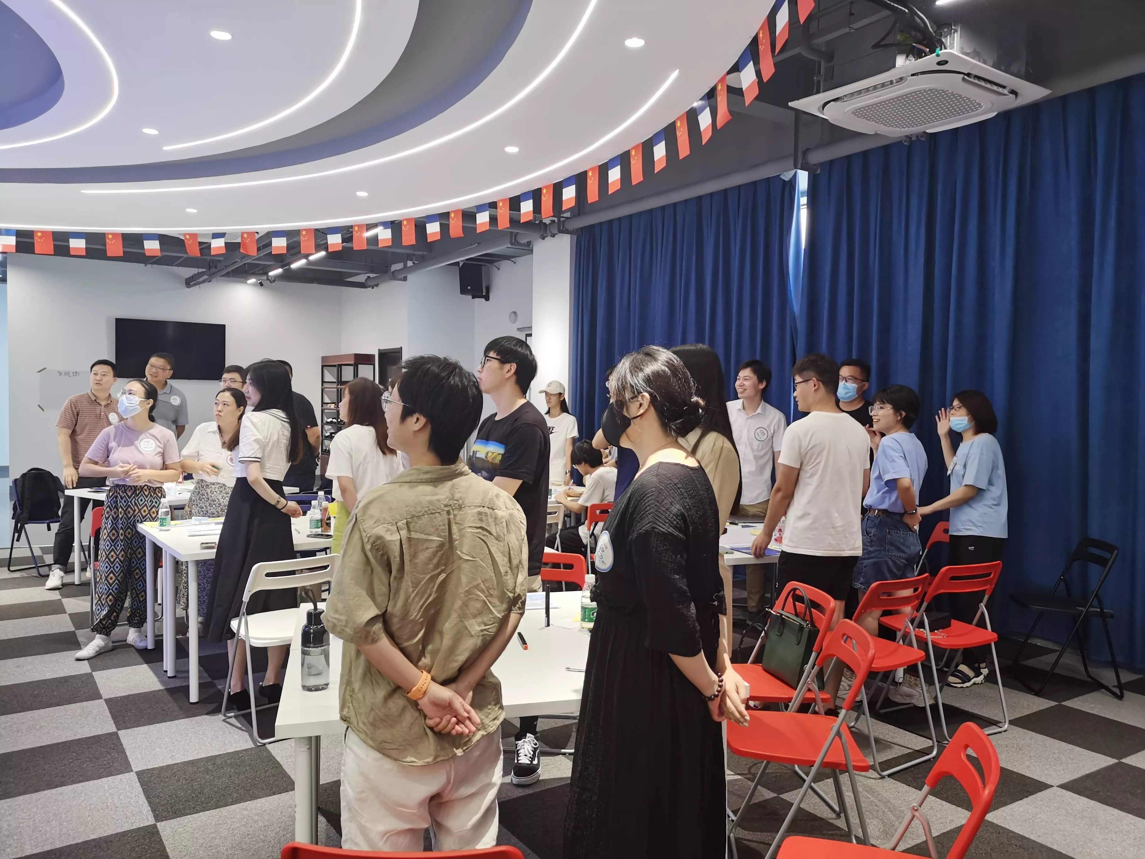 小伙伴们“一站到底”