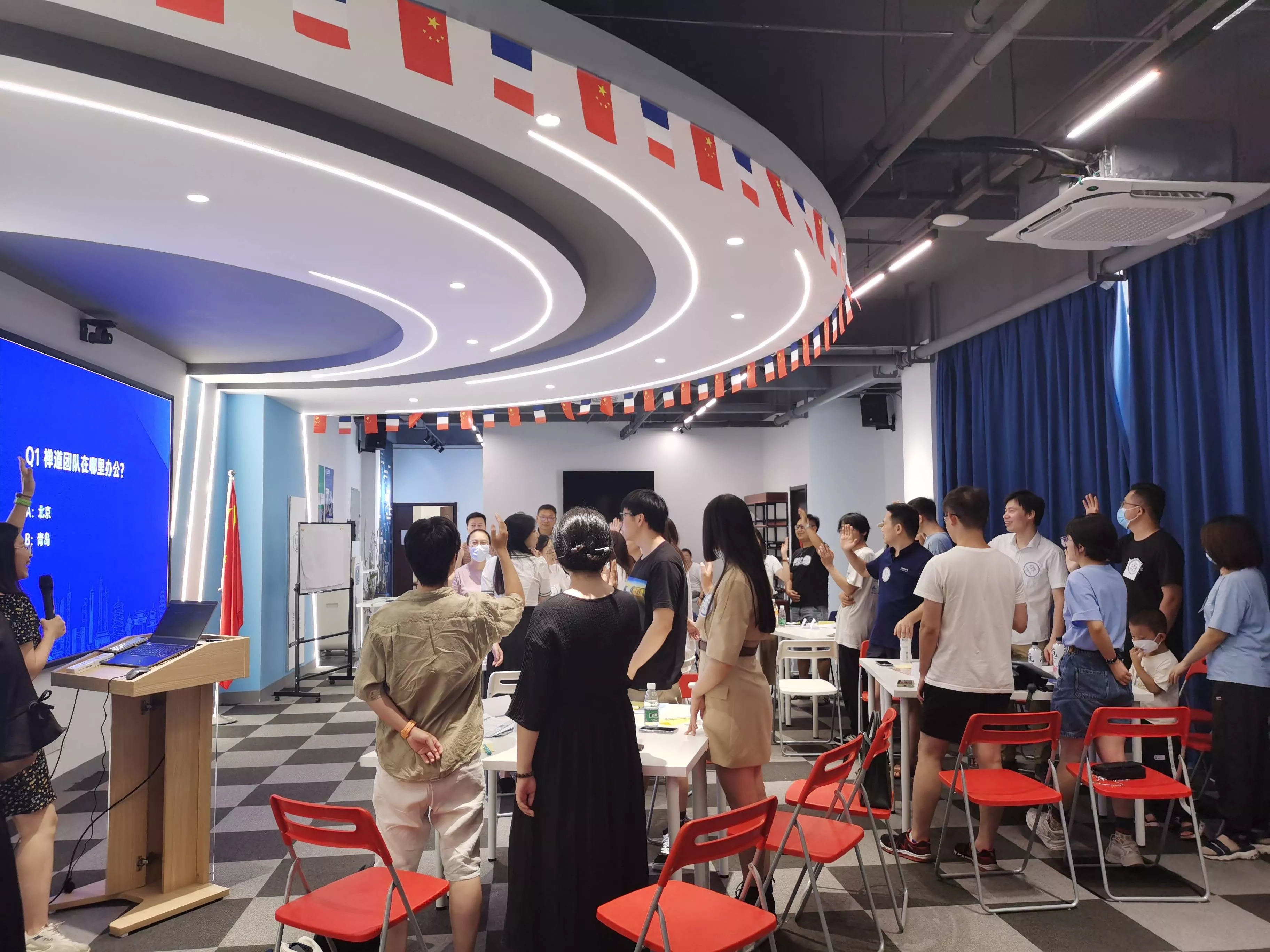 小伙伴们“一站到底”